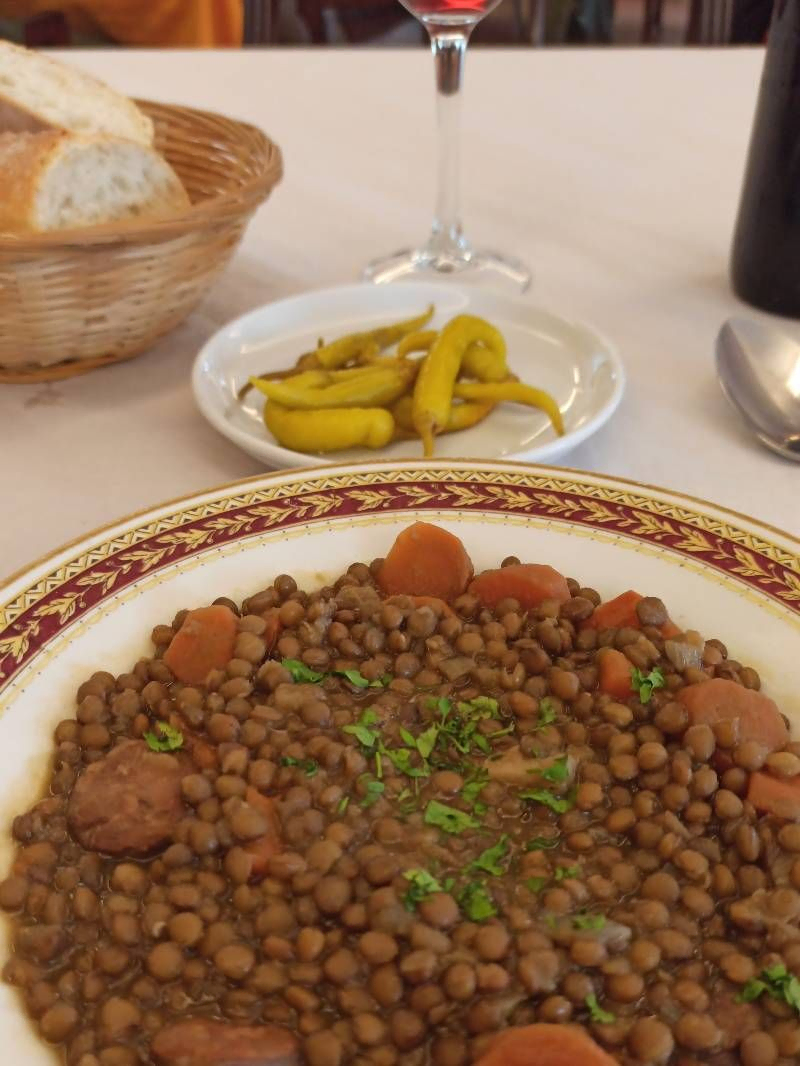 Plato de lentejas sobre mesa de restaurante