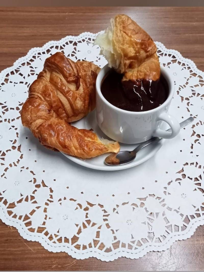 Croissant junto a una taza de café