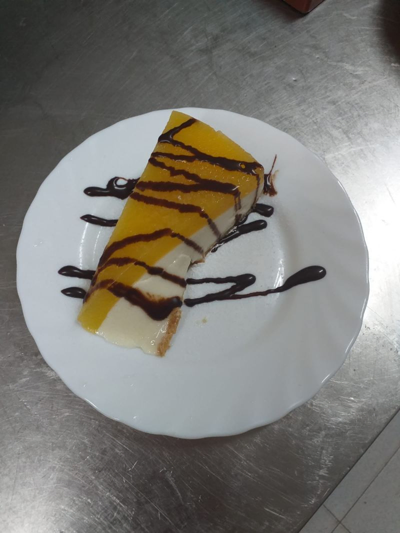 Cheesecake con sirope de chocolate